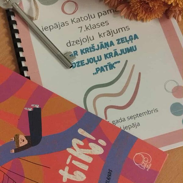 Dzejnieks Krišjānis Zeļģis tiekas ar skolēniem bibliotēkā "Varavīksne".