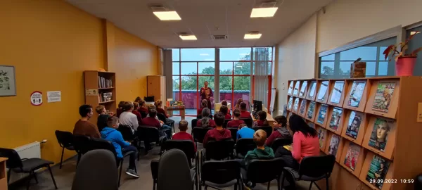 Rakstniece Laura Vinogradova Liepājas bibliotēkās tiekas ar skolēniem