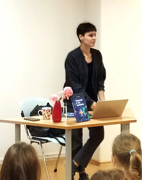 Linda Mence bērnu bibliotēkā "Vecliepājas rūķis".