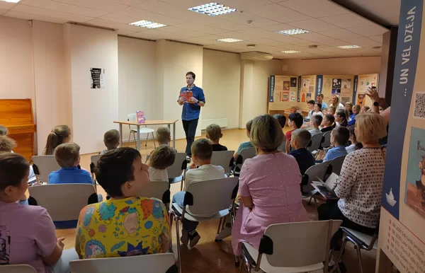 Dzejnieks Krišjānis Zeļģis "pļāpā" ar skolēniem bērnu bibliotēkā "Vecliepājas rūķis".