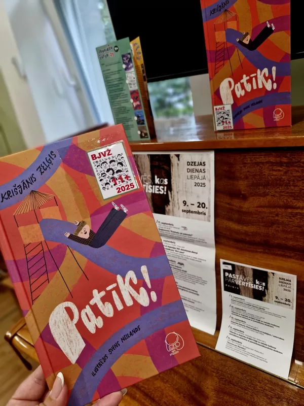 Dzejnieks Krišjānis Zeļģis tiekas ar jaunajiem lasītājiem Valtera bibliotēkā.