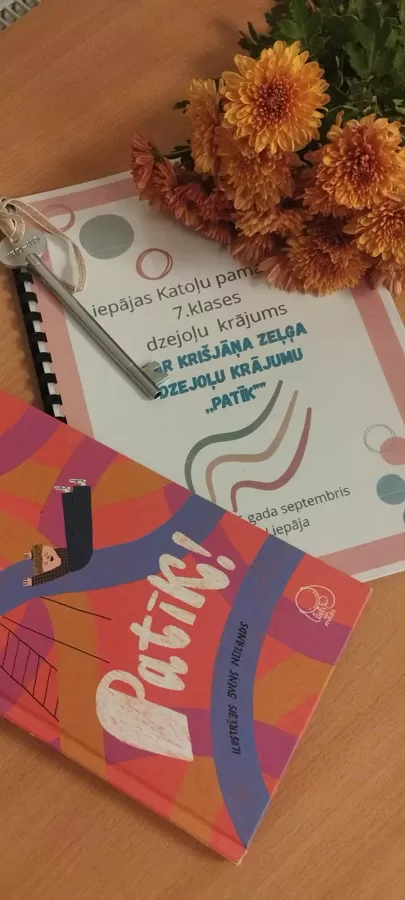 Dzejnieks Krišjānis Zeļģis tiekas ar skolēniem bibliotēkā "Varavīksne".