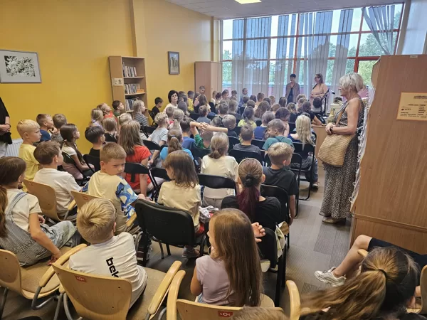 Linda Mence tiekas ar bērniem  bibliotēkā "Varavīksne".